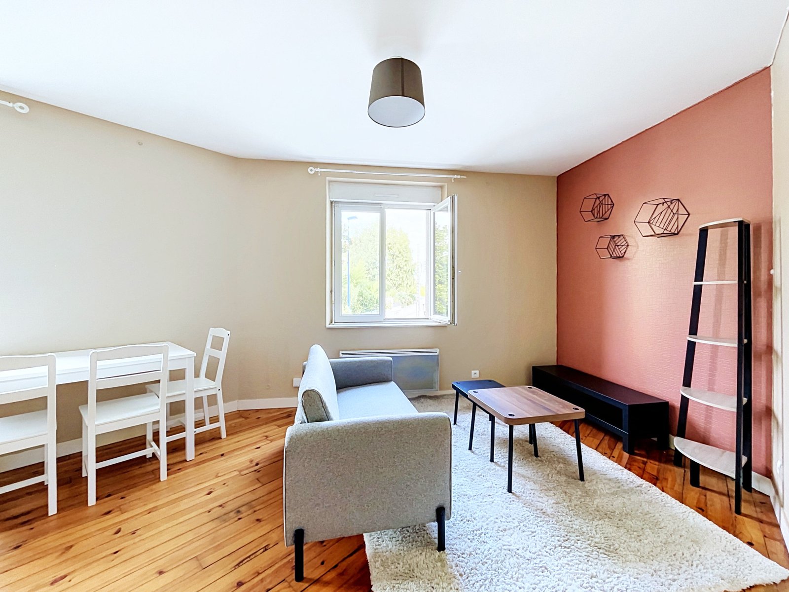 LE RELECQ-KERHUON : À LOUER APPARTEMENT T1 MEUBLÉ