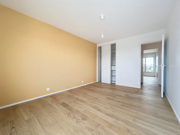 SAINT-MARC : DERNIER ÉTAGE AVEC UNE SUPERBE VUE MER, TRÈS BEL APPARTEMENT T4 RÉNOVÉ AVEC BALCON ET PARKING