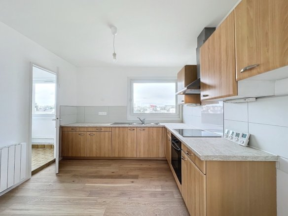 SAINT-MARC : DERNIER ÉTAGE AVEC UNE SUPERBE VUE MER, TRÈS BEL APPARTEMENT T4 RÉNOVÉ AVEC BALCON ET PARKING