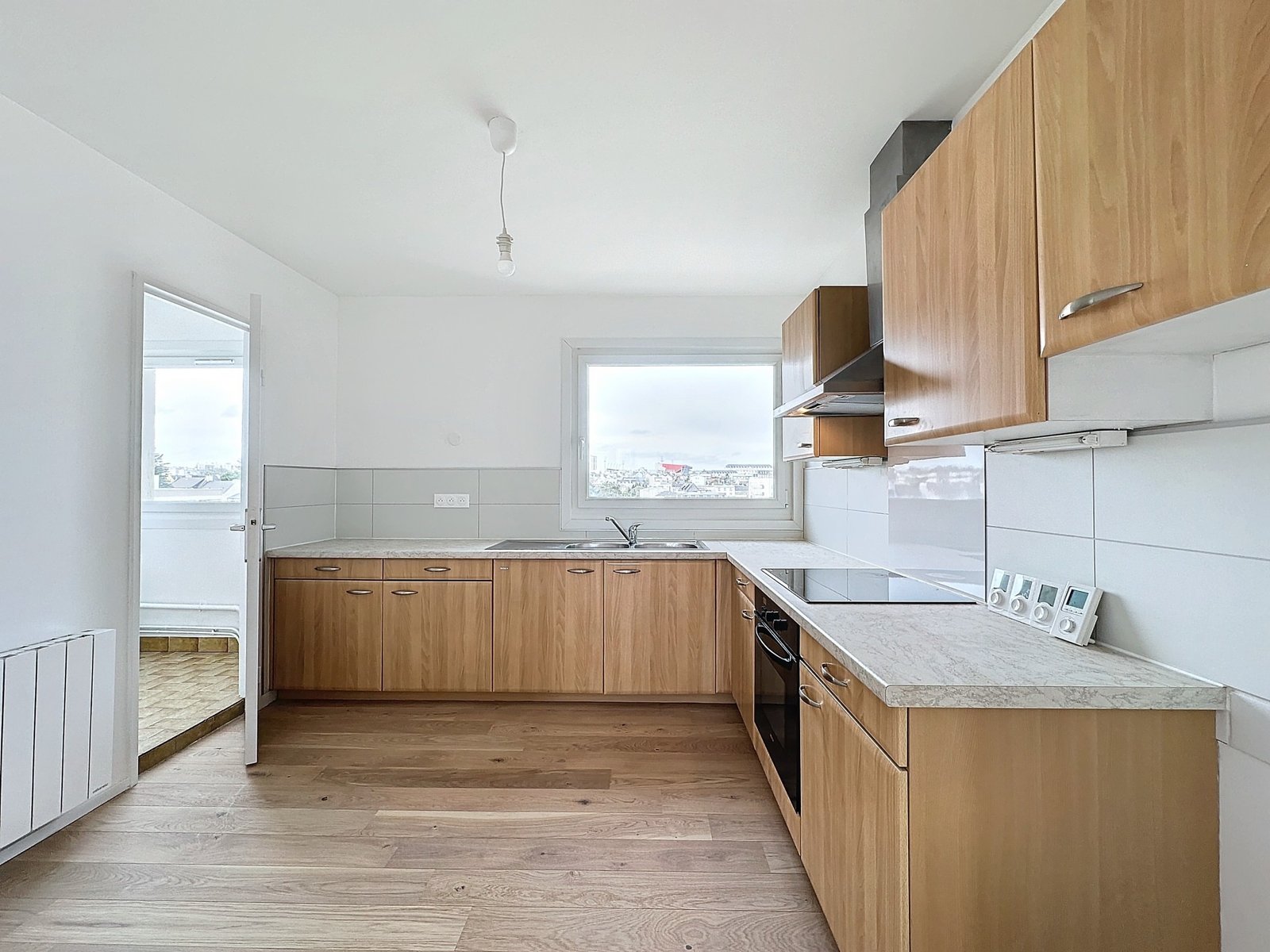 SAINT-MARC : DERNIER ÉTAGE AVEC UNE SUPERBE VUE MER, TRÈS BEL APPARTEMENT T4 RÉNOVÉ AVEC BALCON ET PARKING