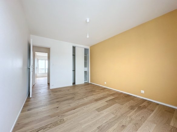 SAINT-MARC : DERNIER ÉTAGE AVEC UNE SUPERBE VUE MER, TRÈS BEL APPARTEMENT T4 RÉNOVÉ AVEC BALCON ET PARKING