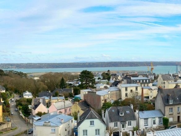 SAINT-MARC : DERNIER ÉTAGE AVEC UNE SUPERBE VUE MER, TRÈS BEL APPARTEMENT T4 RÉNOVÉ AVEC BALCON ET PARKING